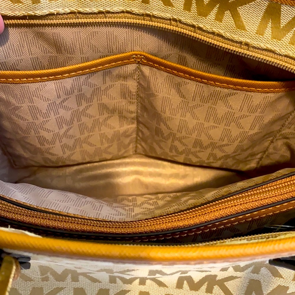 PRE LOVED Michael Kors Jet Set Snap Pocket Tote handbag.Color: Beige/Cam/DKTan. - Picture 11 of 13